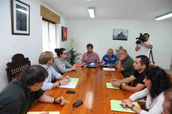 Un momento del pleno celebrado ayer en Cabrales, donde se aprobaron los suelos de los ediles. 