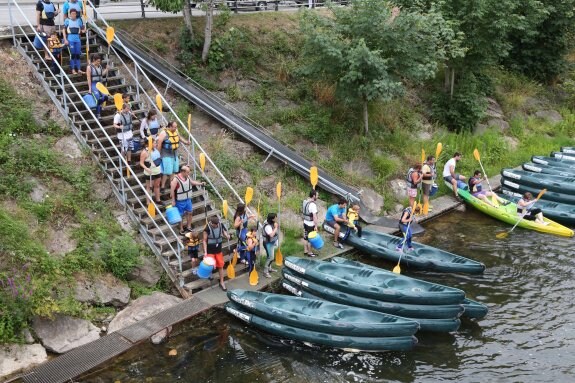 Los palistas salieron en sus canoas de forma escalonada y recorrieron 13 kilómetros del Sella. 