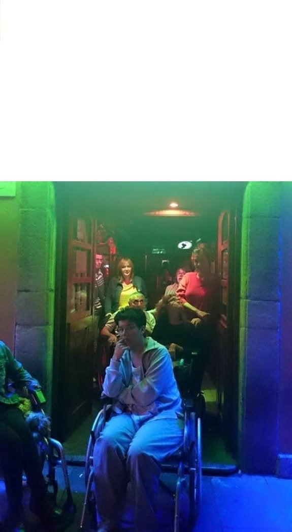 Los jóvenes, saliendo del bar de copas. 