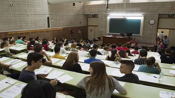 Estudiantes antes de iniciar los exámenes.