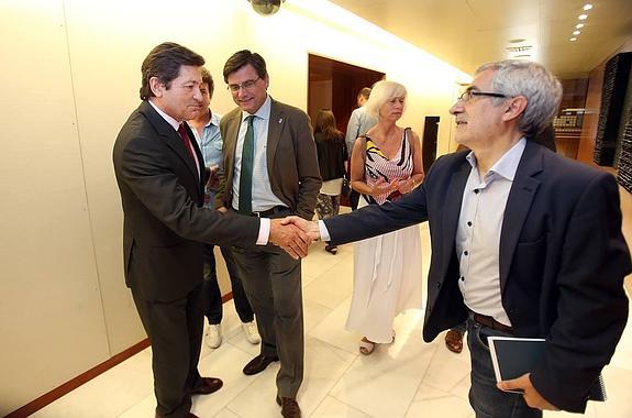 El presidente en funciones, Javier Fernández, y el portavoz de IU, Gaspar Llamazares, hoy, antes de la reunión en Oviedo.