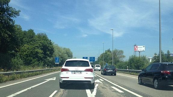 Los vehículos parados en la autovía.