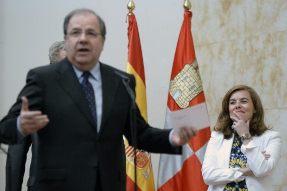 Soraya Sáenz de Santamaría sonríe durante la toma de posesión de Juan Vicente Herrera. 