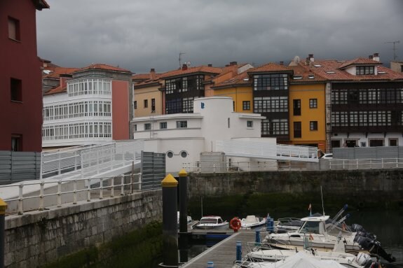 El vano central de la pasarela del puerto de Llanes se colocarán entre los últimos días de este mes y los primeros de agosto. 