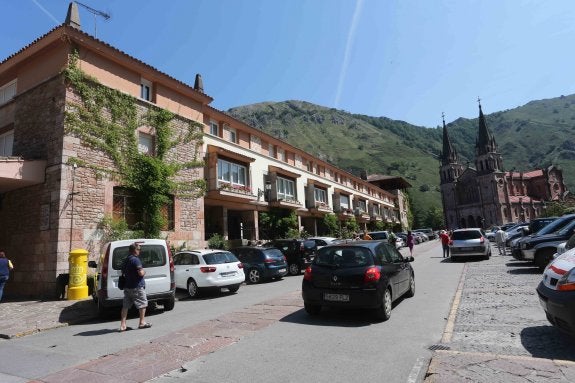 El desgaste en la explanada del Santuario de Covadonga es una de las principales preocupaciones. 