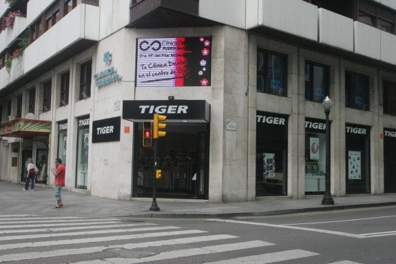 La agresión se produjo junto al semáforo entre los dos tramos de la calle Corrida. 