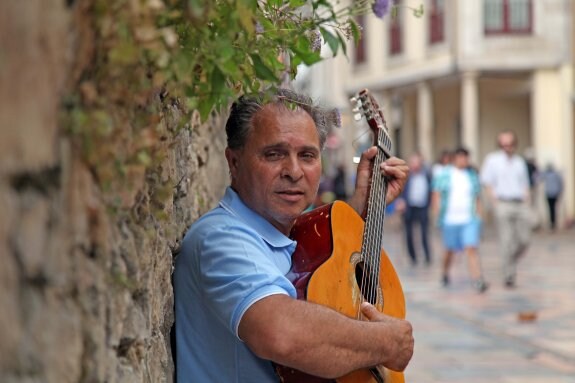 Enrique Hernández, con su inseparable guitarra en la calle de Rivero. 