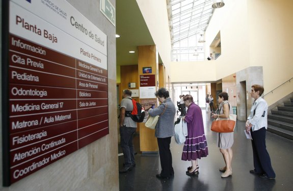 Pacientes hacen cola para pedir cita en el centro de salud de El Llano, en Gijón. 