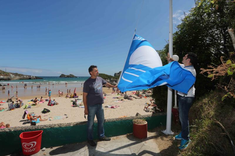 Izado de la bandera en la playa de Palombina, en Llanes.