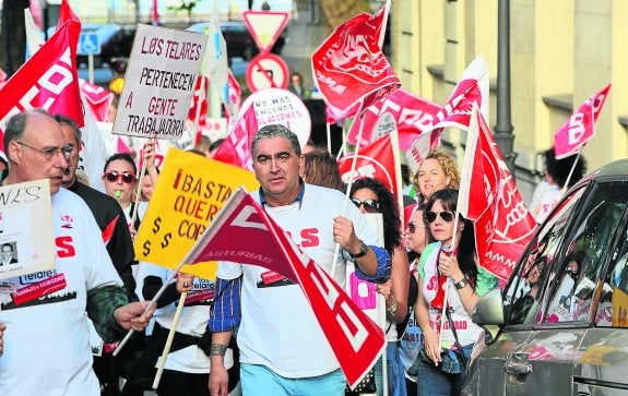 Una de las manifestaciones de los trabajadores de Los Telares por las calles de Avilés. 