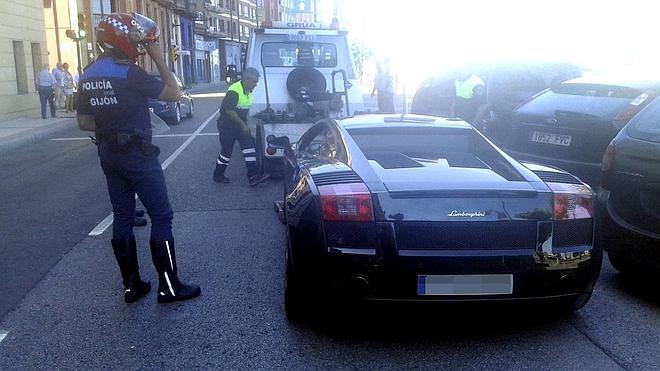 En Lamborghini, a gran velocidad y sin puntos por Gijón | El Comercio