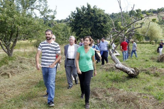 Carlos Muñiz acompaña a la alcaldesa en su visita por la finca de Vega. 