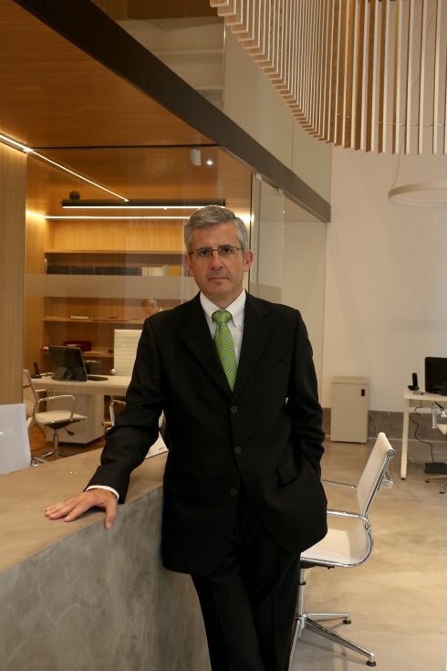El director general de Arquia Banca, Mariano Muixí, en la oficina de la entidad en Gijón, creada por Rubio Bilbao Arquitectos. 
