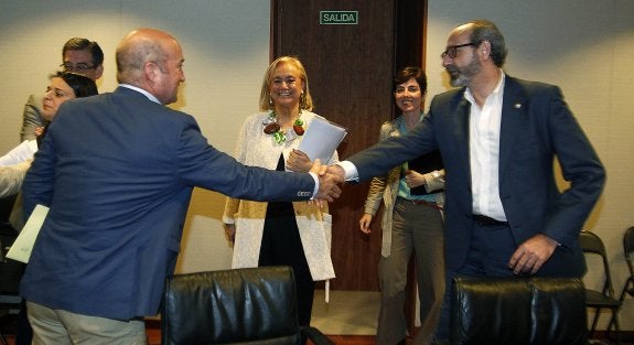 El diputado popular Luis Venta saluda a Francisco Gambarte, delegado territorial de Ciudadanos, en presencia de Mercedes Fernández. 