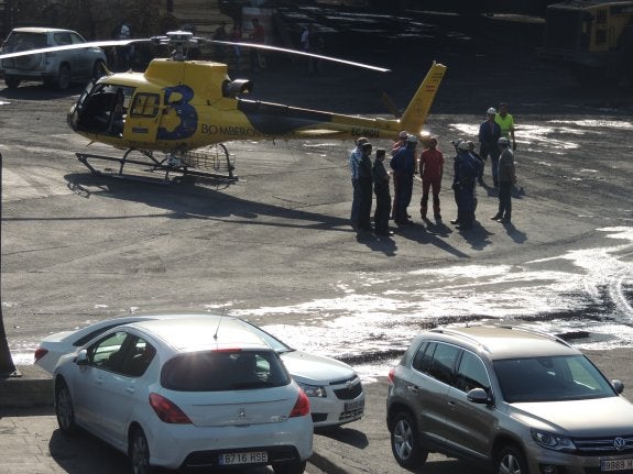 Uno de los tres helicópteros de Bomberos de Asturias que fueron desplazados ayer hasta Cerredo. 