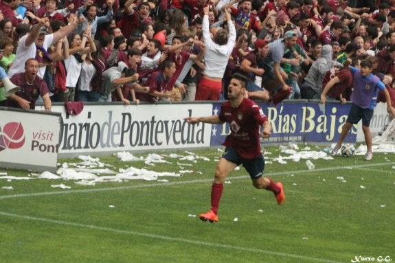 Jorge Rodríguez celebra uno de los dos goles que dieron el ascenso al Pontevedra.