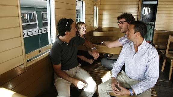 Francisco Valle, fotógrafo,; la responsable de difusión del museo, Paz García; el historiador Guillermo Bas, y Eduardo Tocino, de la Asociación Leonesa de Amigos del Ferrocarril, en un vagón de época. 