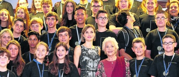 Doña Letizia junto a Teresa Berganza, rodeada de los alumnos de la Escuela Internacional de Música, a cuya apertura de los cursos de verano asistió ayer por tercer año consecutivo. 