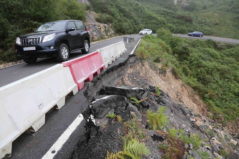 El desprendimiento de tierra y calzada en la zona conocida como Dúa pone en alerta a la mayoría de los conductores.