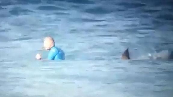 El excampeón del mundo de surf, Mick Fanning, sufre el ataque de un tiburón