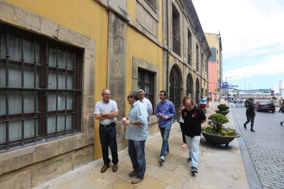 Manuel Campa, en el centro, y el grupo de técnicos municipales inició el recorrido de comprobación en la Oficina de Turismo. 