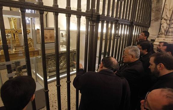 Visitantes en la Cámara Santa. 