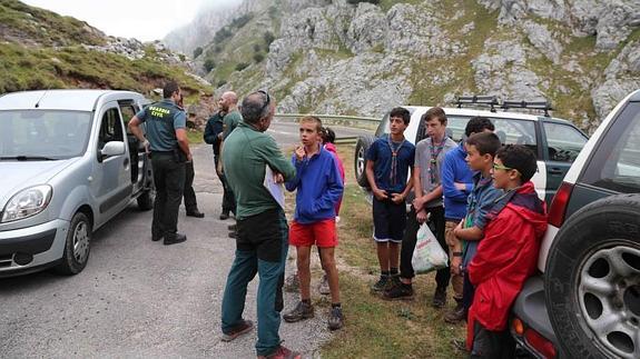 La Guardia Civil conversa con los menores tras el rescate. 