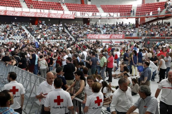 Público en el Palacio de Deportes tras la apertura de puertas para el concierto de Elton John. 