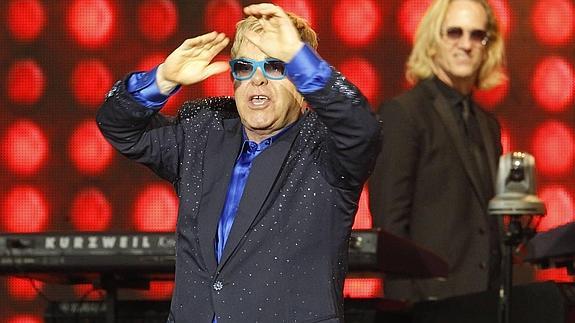 Elton John, durante su actuación en Gijón. 