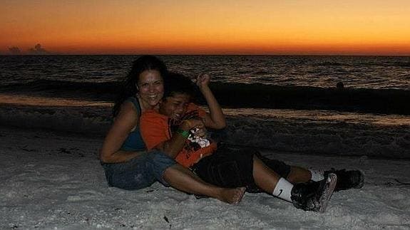 Mónica Álvarez Valledor, con su hijo Diego, en la playa.