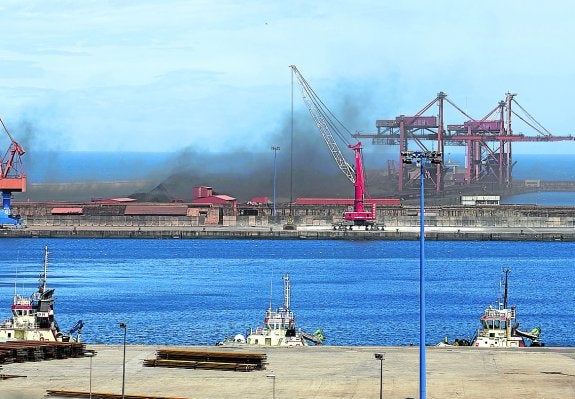 Densa nube de carbón arrastrada por el viento hacia las playas gijonesas. 