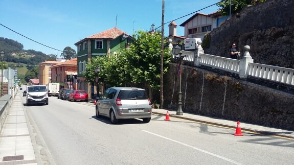 Colunga ha aprobado aplicar medidas para reducir la velocidad del tráfico en la avenida de la Playa. 