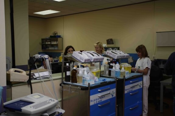 Varis empleadas en uno de los laboratorios del hospital de Arriondas en una imagen de archivo tomada en 2014. 