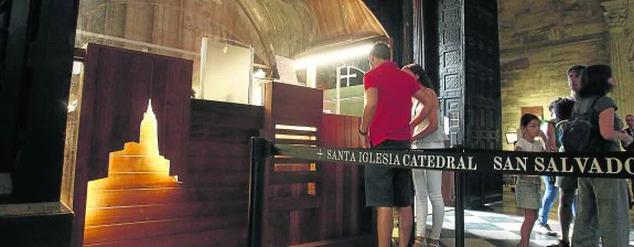 La taquilla instalada en el interior de la Catedral para cobrar las visitas. Son 7 euros la entrada individual. 