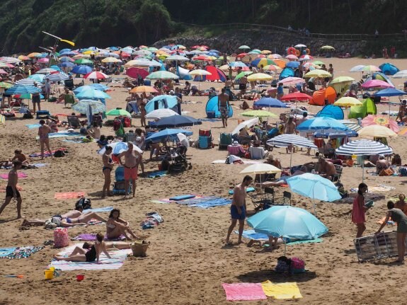 Las playas del Oriente, como esta de La Griega, en Colunga, se han convertido en un importante reclamo turístico durante el recién finalizado mes de julio. 