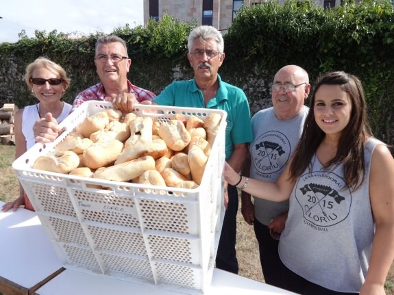 Vallado, en el centro, y parte de su comisión, con 70 bollos. 