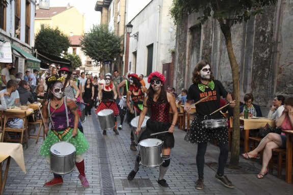 Cangas de Onís se viste de carnaval en pleno verano