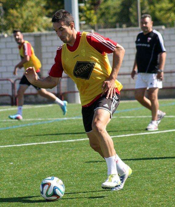 Camochu, con el técnico Carlos Pouso detrás, en un entrenamiento con la UD Logroñés. 