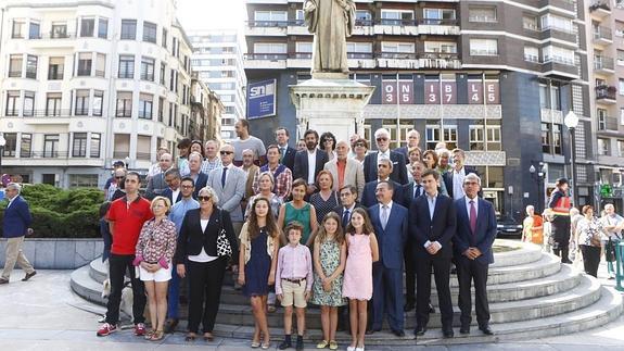 Foto de familia, ante la estatua de Jovellanos
