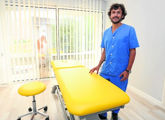 Miguel Camacho en su clínica. 