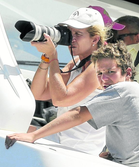 La infanta Elena se aplica en el teleobjetivo, mientras Froilán observa el que le fotografía. 