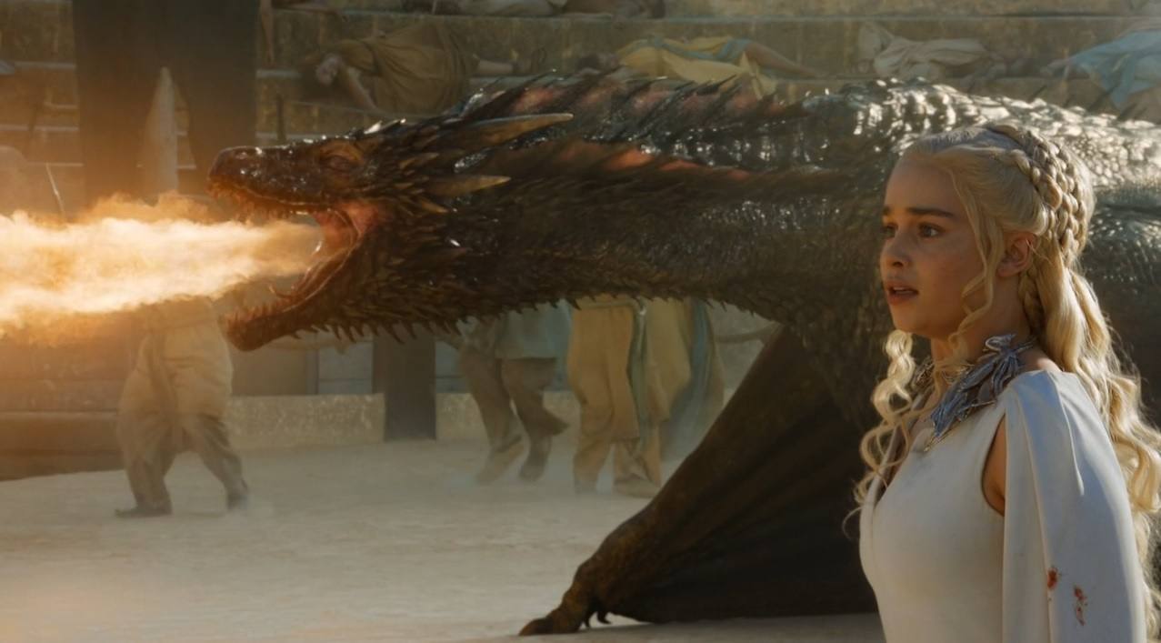Khaleesi, madre de dragones, en la última escena de la quinta temporada.