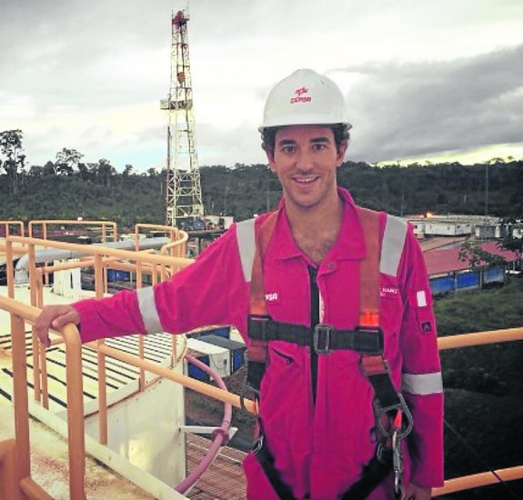Jorge Suárez, en una de las plantas petrolíferas en las que ha trabajado.