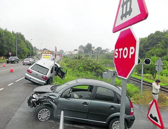 El accidente se produjo cerca del paso a nivel de Las Arenas. 