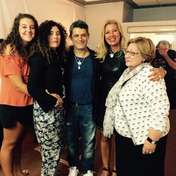 Desde la izquierda, Elsa López, Elsa  Fernández, Alejandro Sanz, Marta Fernández y María Antonia Gutiérrez tras el concierto. 