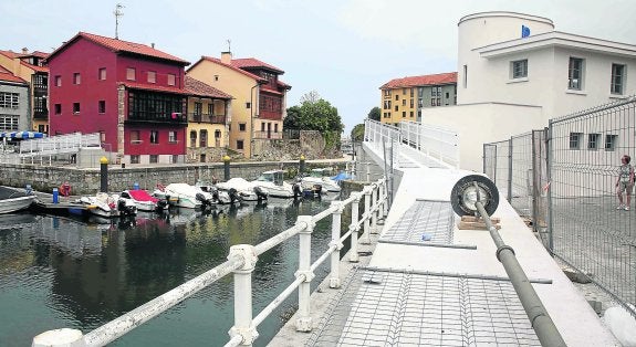 Uno de los accesos a la nueva pasarela, que se encuentra en las inmediaciones del edificio de la nueva Oficina de Turismo, que tendrá que ser modificado. 