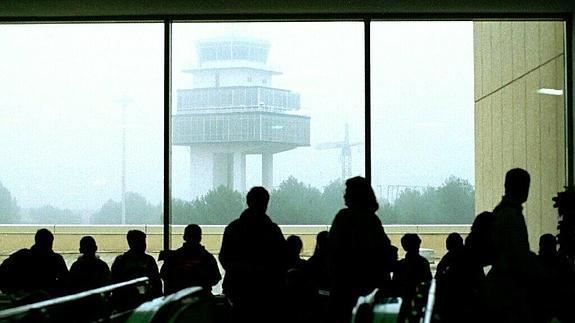 Pasajeros a la espera en el aeropuerto de Valencia. 