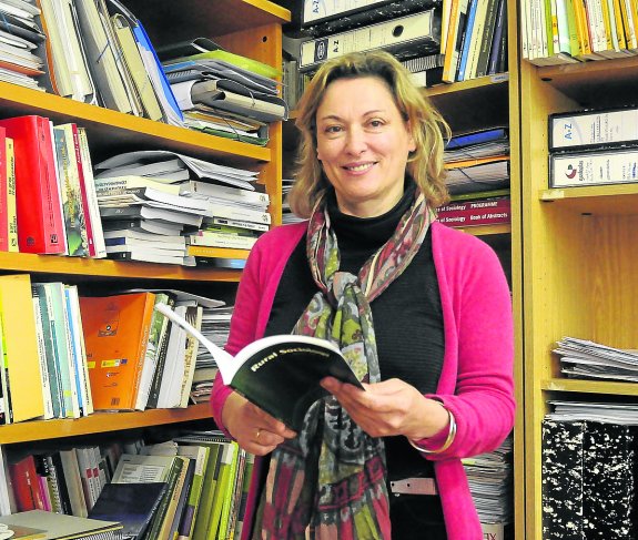 La socióloga Cecilia Díaz, en su despacho de la Universidad de Oviedo. 