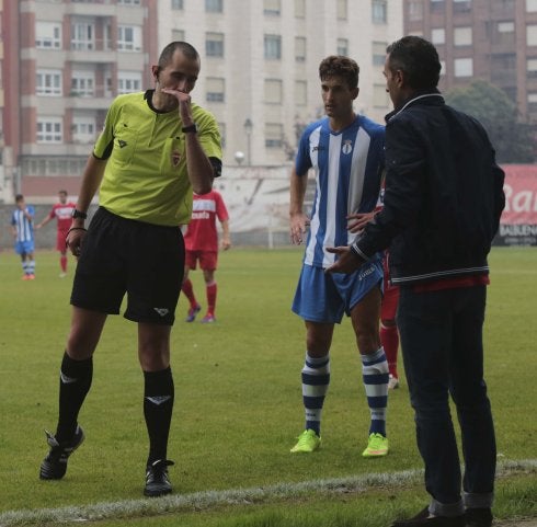 Pablo Lago, advertido por el árbitro con Luismi cerca. 