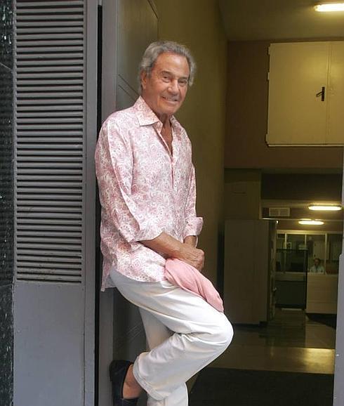 Arturo Fernández, en la entrada de artistas del Teatro Jovellanos de Gijón.